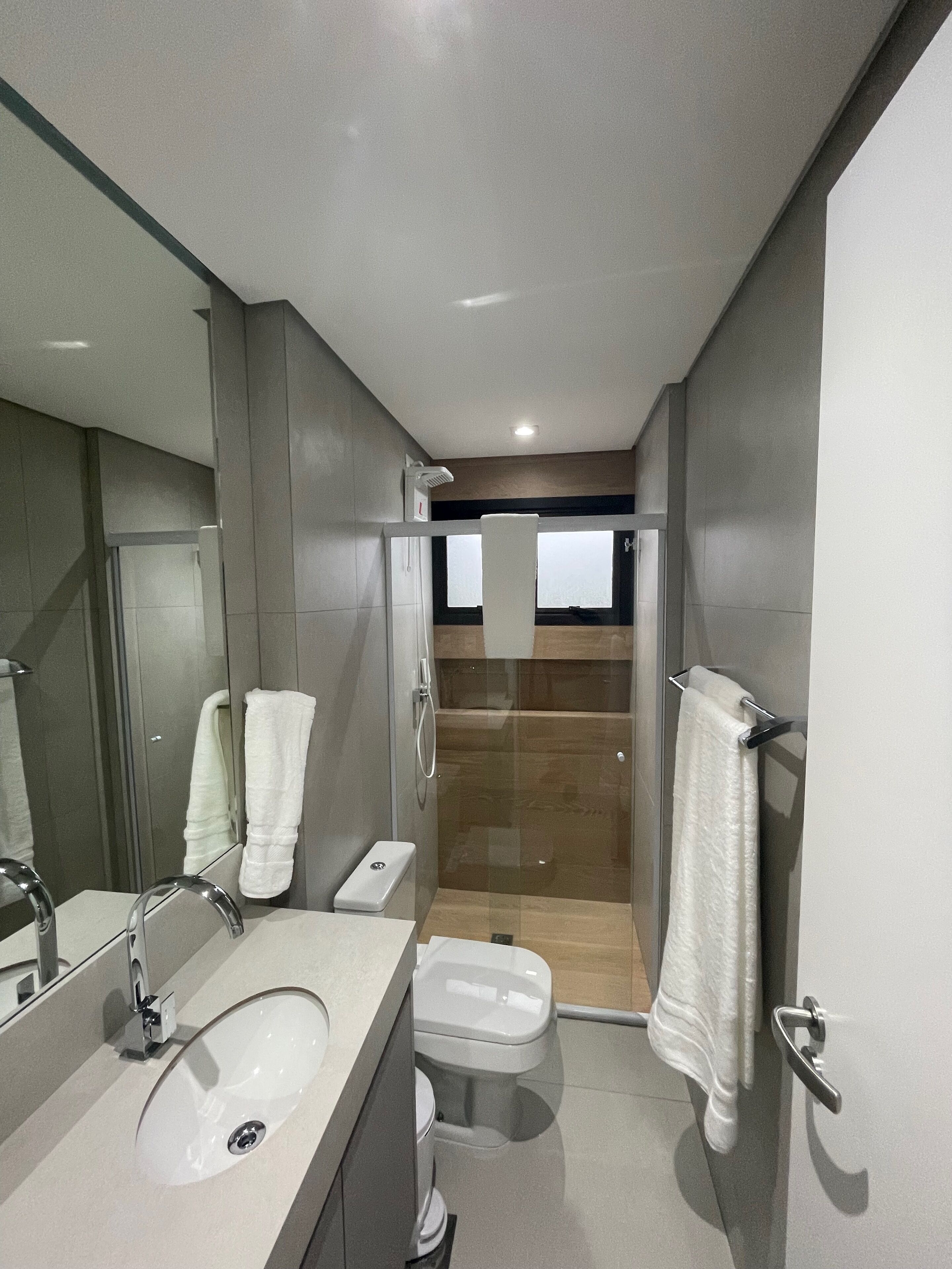 Douche, serviettes fournies, savon, papier toilette