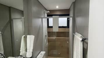 Douche, serviettes fournies, savon, papier toilette