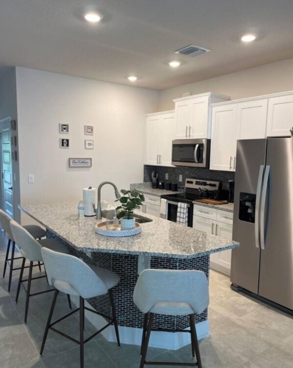 Microwave, oven, stovetop, dishwasher - Perfect Luxury Home 4 Bedrooms, Perfect for Family and Friends Perfect Lake View (Leesburg)