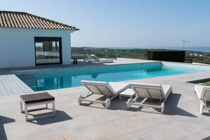 Outdoor pool, sun loungers - BICA VISTA Boutique B&B (Lourinha)