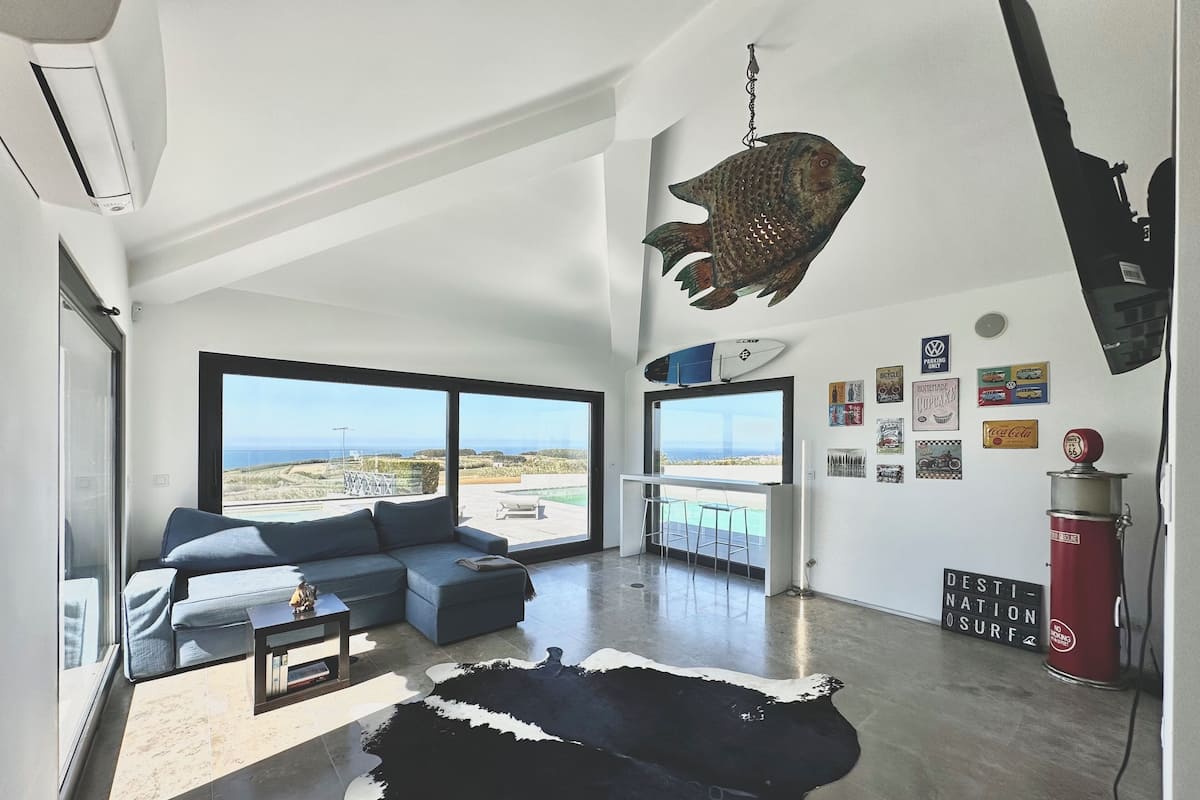 Bungalow familiar, vista al océano | Área de sala de estar | Smart TV, Netflix, piso con calefacción y servicios de streaming