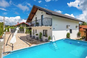 Pool - Villa "Bajer" with 5 bedrooms and wellness with jacuzzi, and outside pool. (Fužine)