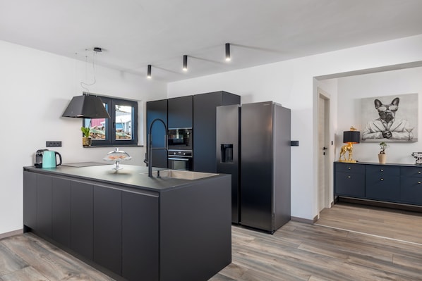 Réfrigérateur, four à micro-ondes, un four, surface de cuisson