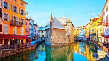 Een haardroger, handdoeken, zeep, toiletpapier