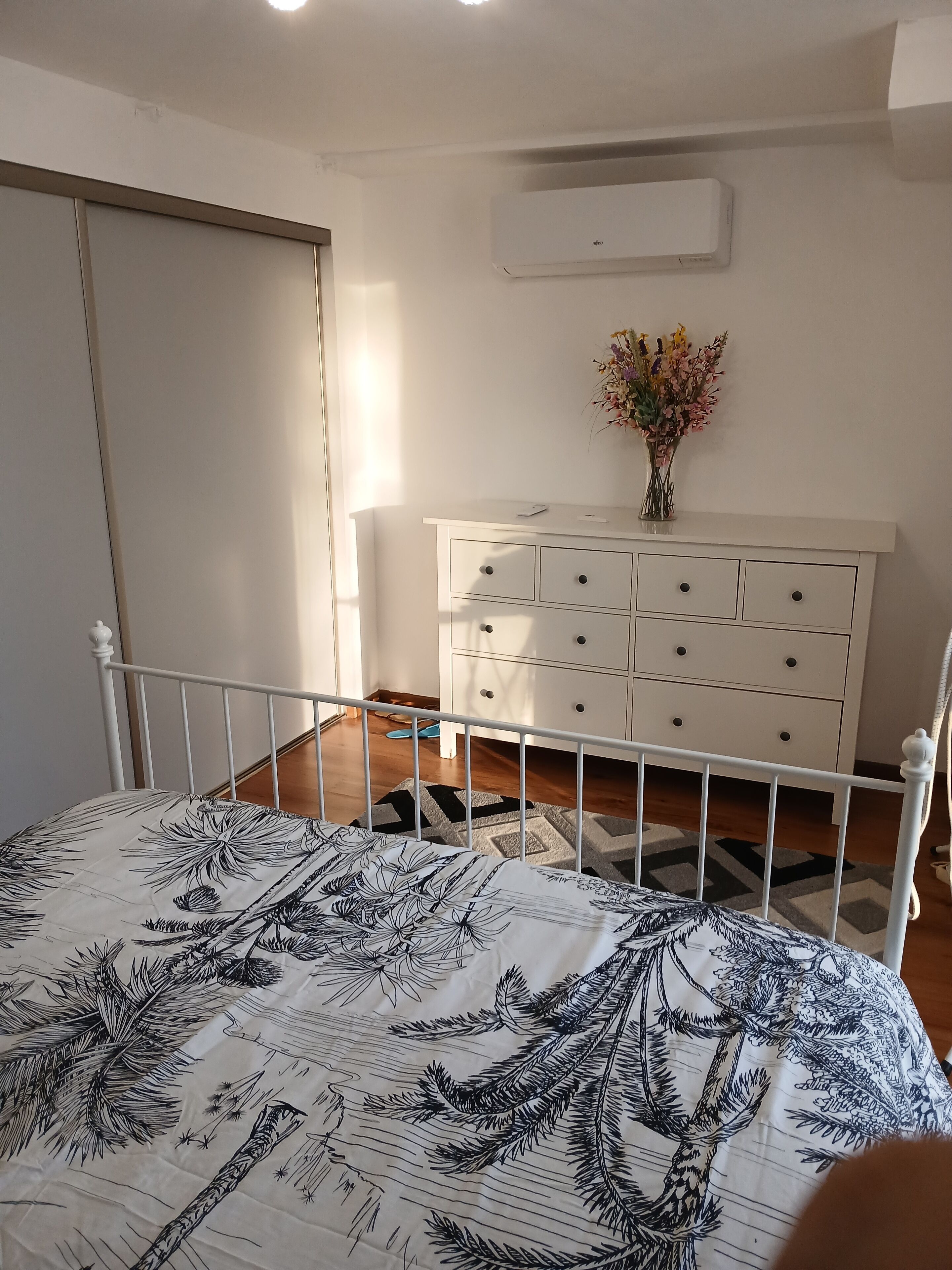 1 slaapkamer, een strijkplank/strijkijzer, wifi, beddengoed