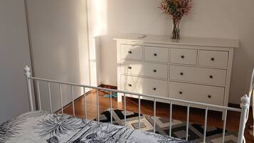 1 slaapkamer, een strijkplank/strijkijzer, wifi, beddengoed