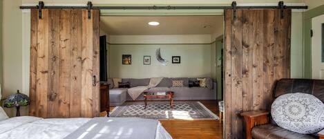 2 bedrooms, desk, iron/ironing board, WiFi