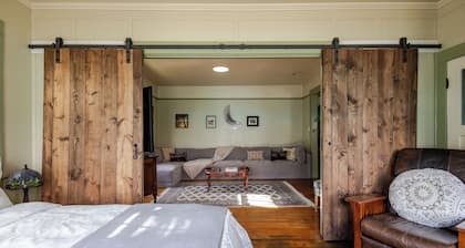 NEW Riverside Vintage Gem, Truckee River 1 Block, Centrally Located + Grill