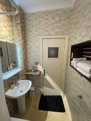 Dusche, Handtücher, Seife, Toilettenpapier