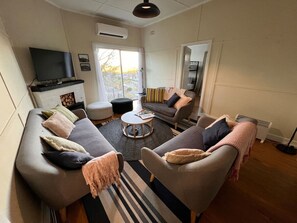 Televisie en een open haard