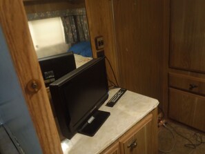 1 bedroom, WiFi, bed sheets - Cozy RV, cheap with priceless features. (Hector)