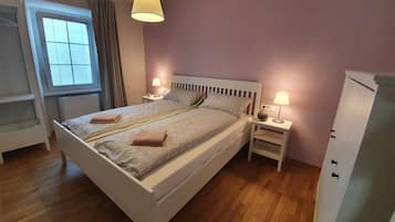 4 bedrooms, internet, bed sheets