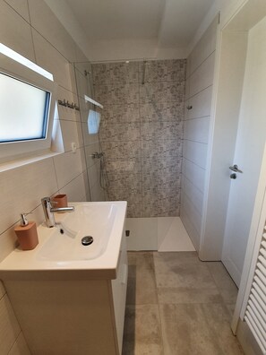 淋浴设施、吹风机、毛巾