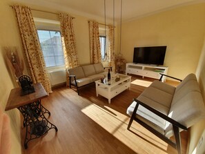 TV - Comfortable Four Bedroom Apartment in Komen (Komen)