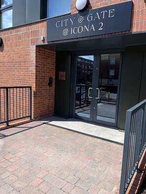 Une entrée d’immeuble avec une enseigne indiquant « CITY GATE @ ICONA 2 ».
