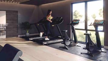 Uma academia moderna com esteiras e uma máquina elíptica.