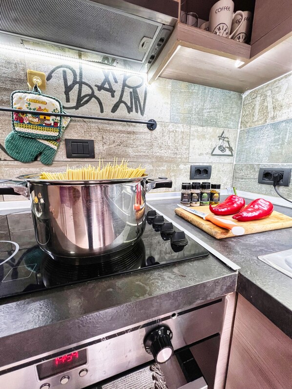 Fridge, microwave, oven, stovetop - Sunny one-bedroom apartment. 5 minutes walk from the center. (Tiranë)