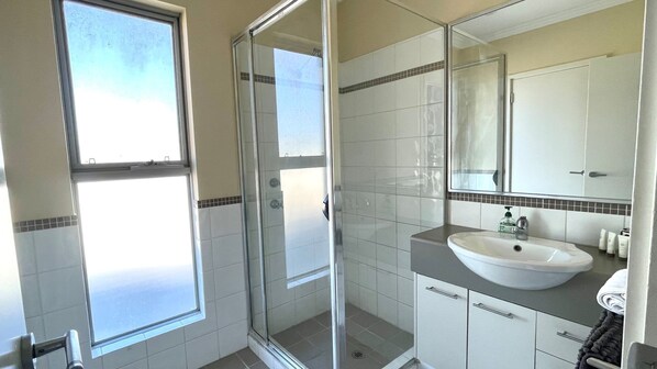 Douche, serviettes fournies, savon, shampoing