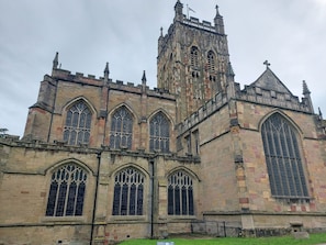 A historic building with Gothic architecture, featuring pointed arches and large stained glass windows. - Malvern Cozy Apartment Retreat King bed & Sofa bed (Malvern)