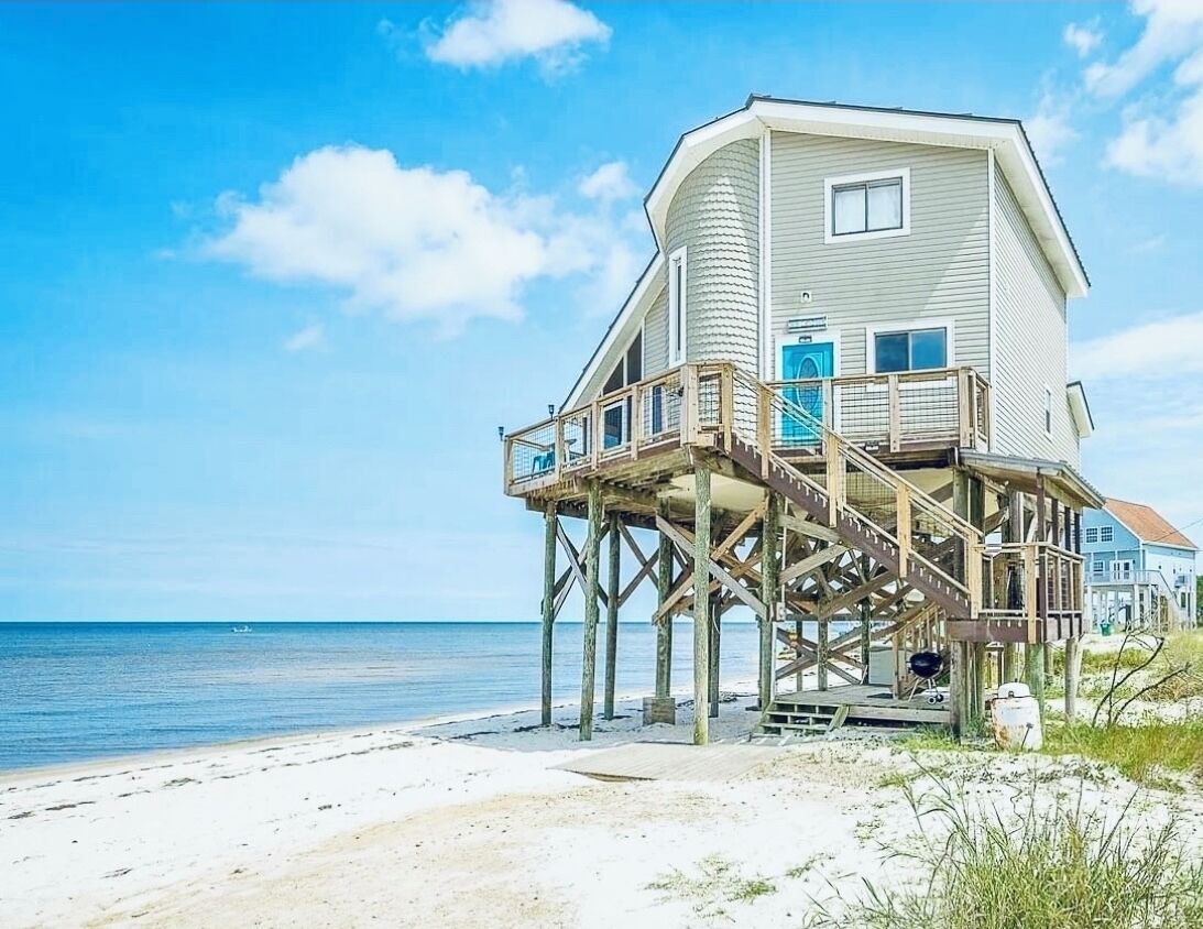 Cozy Beachfront Retreat: 2-Bedroom Oasis With Private Beach Access