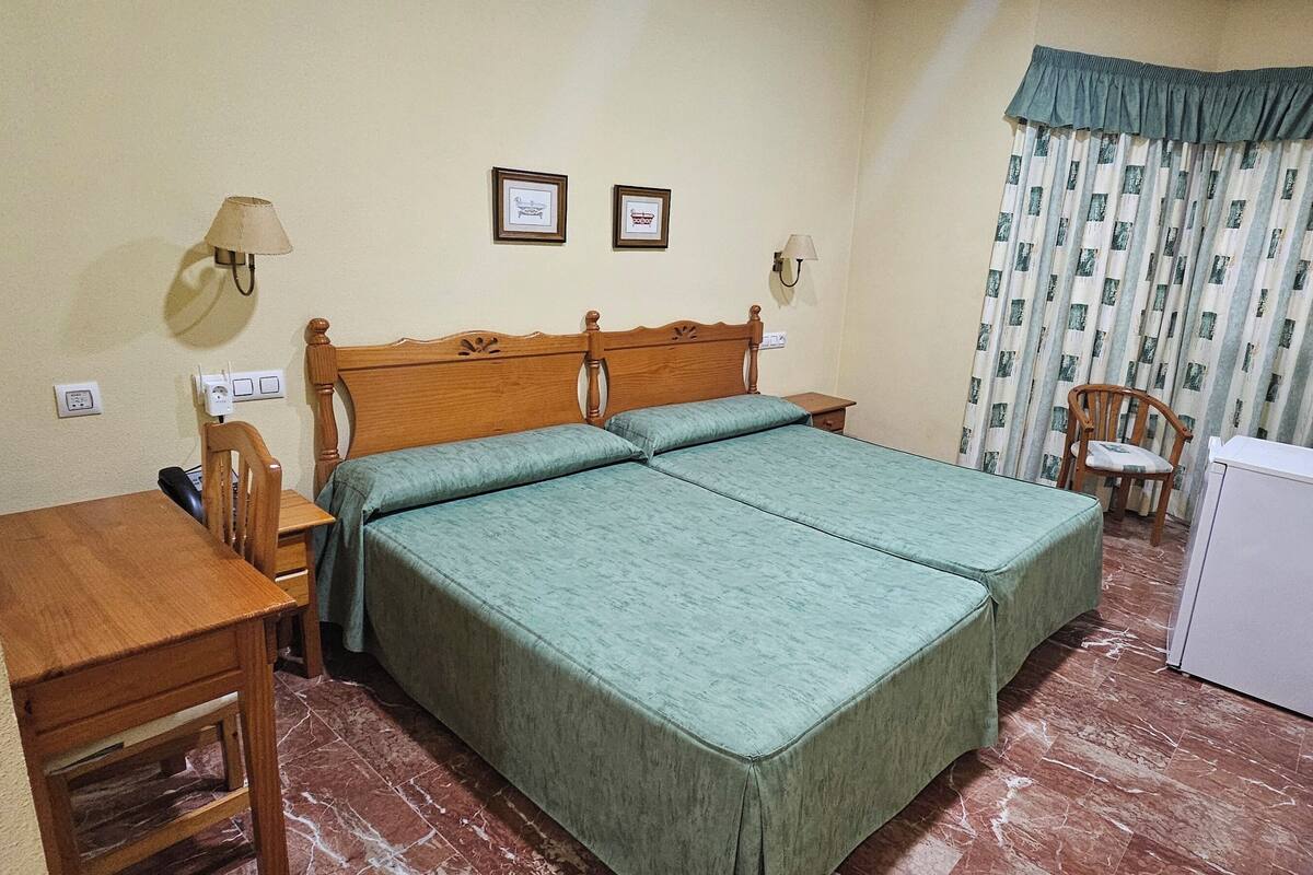 Chambre Standard avec lits jumeaux, vue sur la ville | Bureau, rideaux d’obscurcissement, système d’insonorisation