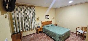 スタンダード シングルルーム シティビュー | デスク、遮光カーテン、防音設備、WiFi (無料)