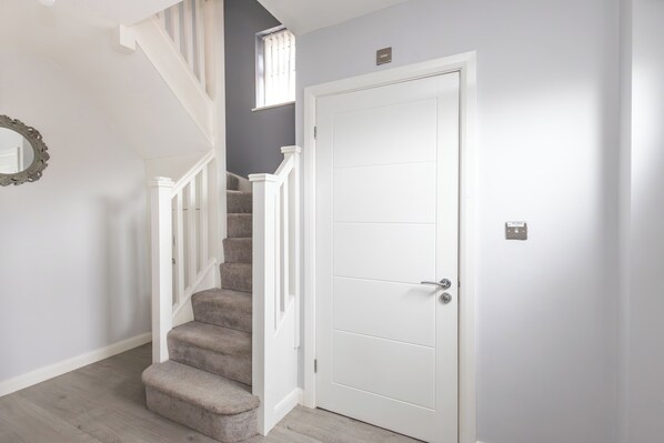 Interior - 3 Bed 2.5 Bath | Parking | WiFi | Fussball | En Suite | Self Check-in | Garden (Leeds)
