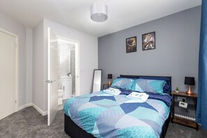 3 bedrooms, desk, iron/ironing board, free WiFi - 3 Bed 2.5 Bath | Parking | WiFi | Fussball | En Suite | Self Check-in | Garden (Leeds)