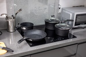 Micro-ondes, four, cafetière/bouilloire