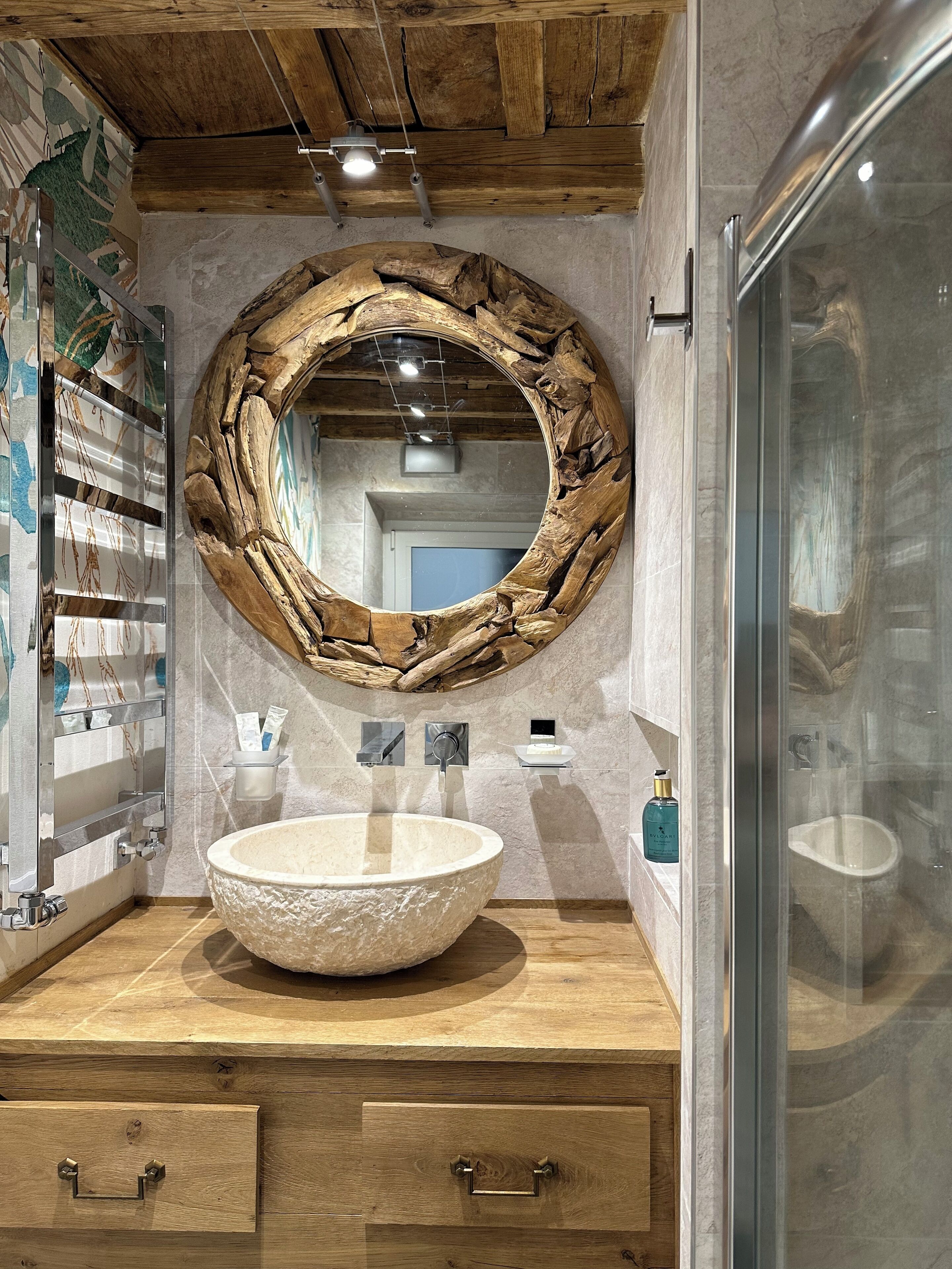 Douche, sèche-cheveux, bidet, serviettes fournies