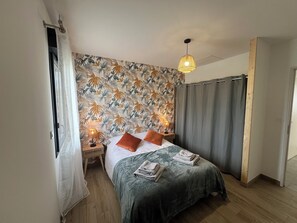 3 slaapkamers, een strijkplank/strijkijzer, reisbedje, gratis wifi
