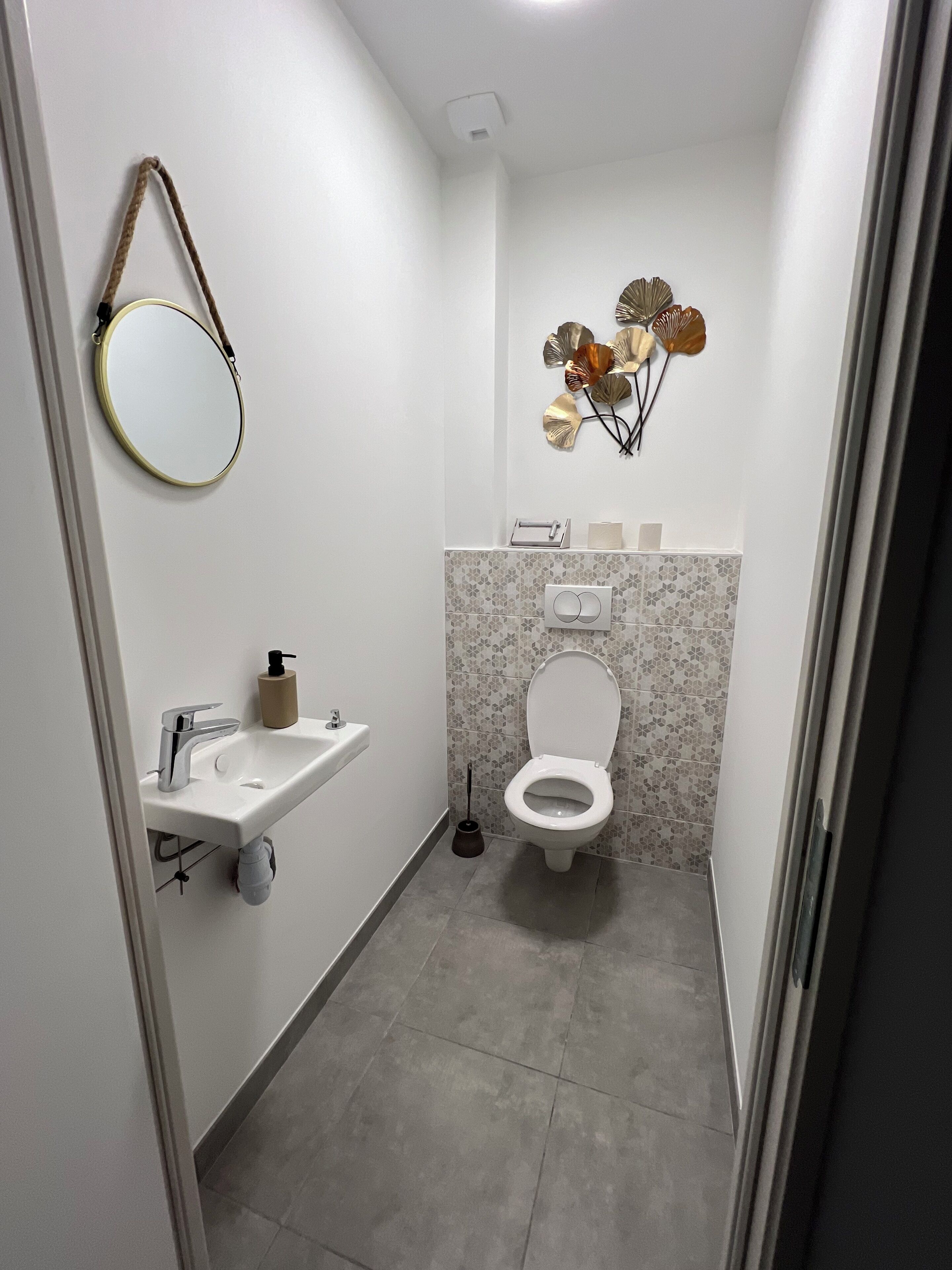 Chuveiro, secador de cabelo, toalhas de banho, sabonete