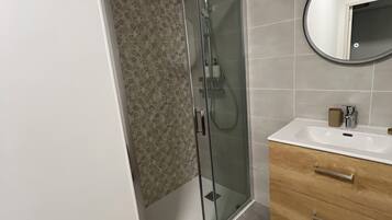 Douche, séchoir à cheveux, serviettes fournies, savon