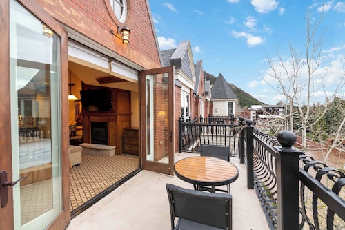 STUDIO UNIT -ASPEN MOUNTAIN RESIDENCES Formerly Hyatt Grand Aspen LABOR DAY WEEK