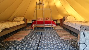 2 bedrooms, WiFi (free), bed sheets - Private Luxurious Glamping With Solar Heated Pool (Tábua)