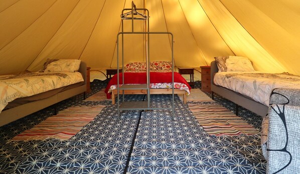 2 bedrooms, WiFi (free), bed sheets - Private Luxurious Glamping With Solar Heated Pool (Tábua)