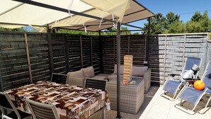 Outdoor dining - Private Luxurious Glamping With Solar Heated Pool (Tábua)