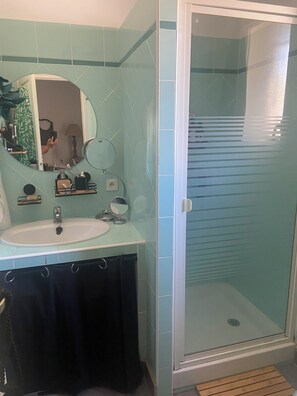 Dusche, Haartrockner, Handtücher, Seife