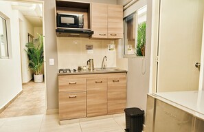 Apartament | Cuina privada | Frigorífic petit, microones i utensilis de cuina, vaixella i coberteria