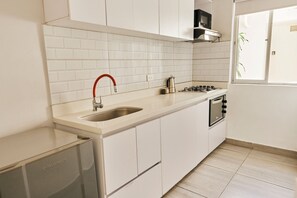 Apartment | Private kitchen | Mini-fridge, microwave, cookware/dishes/utensils - Loft en Laureles San Joaquin  (Medellín)
