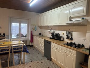 Private kitchen - Maison de Bourg à Picherande à 12 km de Super Besse, 20 km de Besse en Chandesse (Picherande)