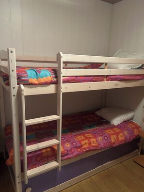 1 habitación y tabla de planchar con plancha 