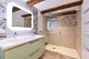 Shower, hair dryer, towels, soap - Large gîte in historic Alsatian half-timbered house for 12/14 people (Gueberschwihr)