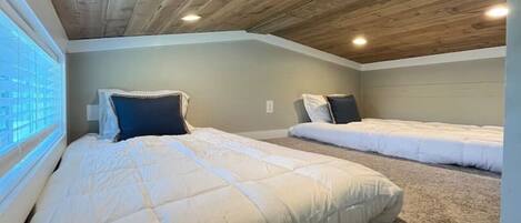 2 室のベッドルーム、アイロン / アイロン台、WiFi (無料)、ベッドシーツ