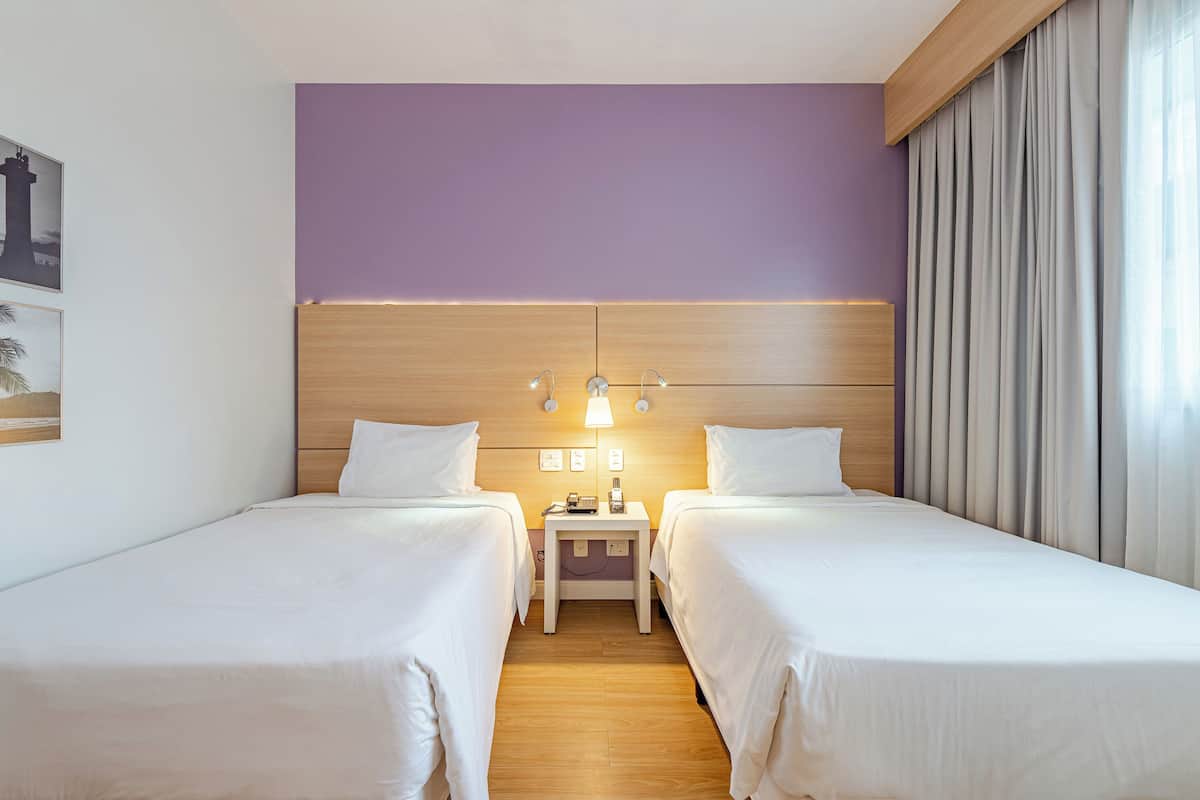 Superior appartement, 2 eenpersoonsbedden, uitzicht op stad | 1 slaapkamer, een kluis op de kamer, een bureau, een laptopwerkplek