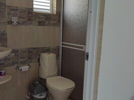 Quadrupla Comfort, vista giardino | Bagno | Asciugamani, sapone, carta igienica