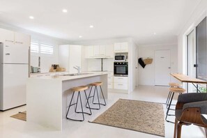 Fridge, microwave, oven, stovetop - OCEAN55- Mooloolaba Holiday Home (Mooloolaba)