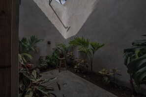 Comfort Room | Bathroom | Soap, shampoo, toilet paper - Kafen Hotel (Juayua)