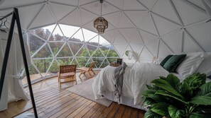 Premium bedding, down duvets, pillow-top beds, bed sheets - Kafen Hotel (Juayua)