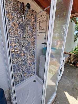 Dusch, hårtork, bidé och handdukar